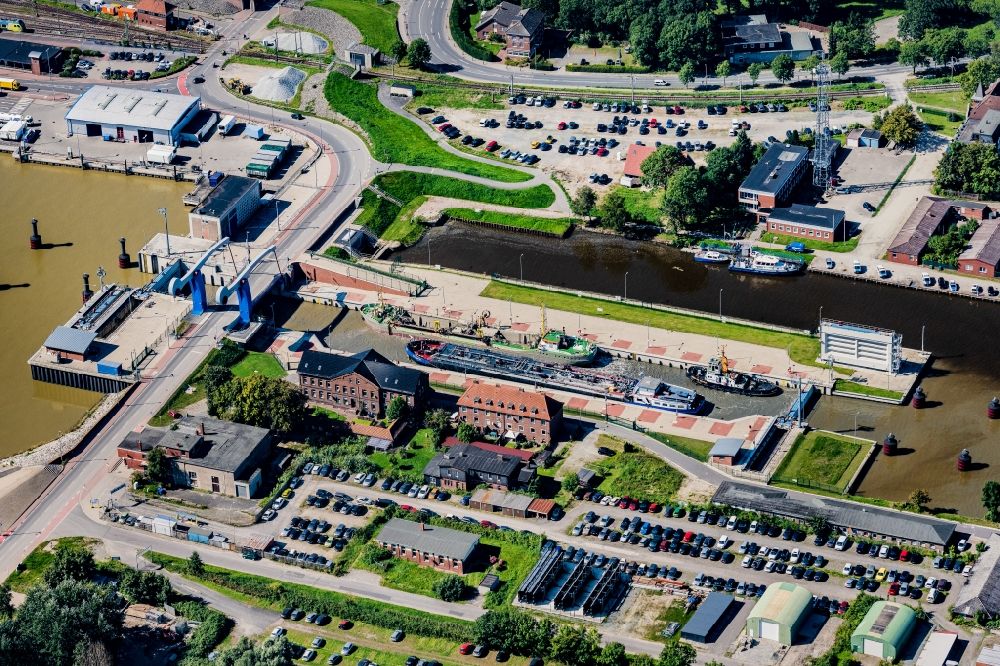 Aerial photograph Emden - Lock system Nesserlander Schleuse in Emden in the state Lower Saxony, Germany