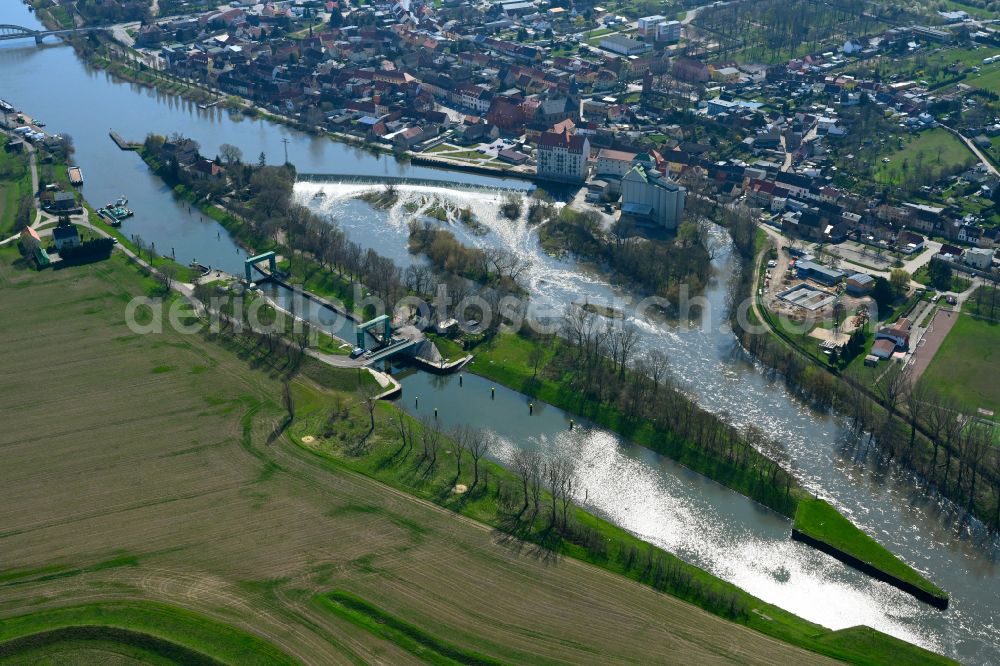 Aerial photograph Könnern - Locks - plants Schleuse Alsleben on the banks of the waterway of the of the river Saale on street Pregelmuehle in Koennern in the state Saxony-Anhalt, Germany