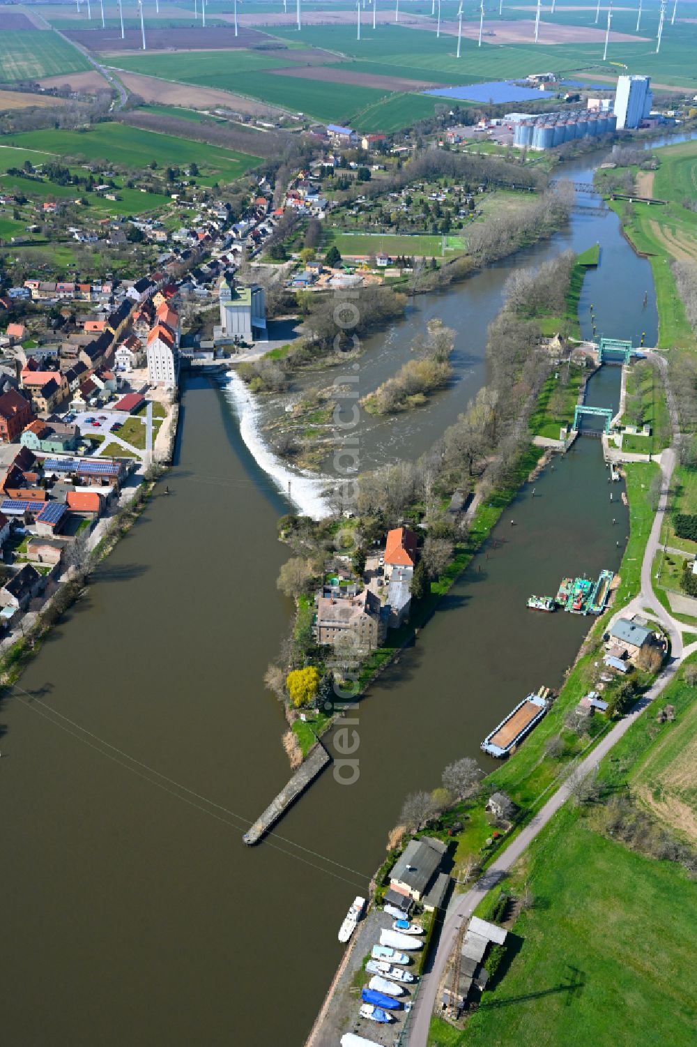 Könnern from the bird's eye view: Locks - plants Schleuse Alsleben on the banks of the waterway of the of the river Saale on street Pregelmuehle in Koennern in the state Saxony-Anhalt, Germany