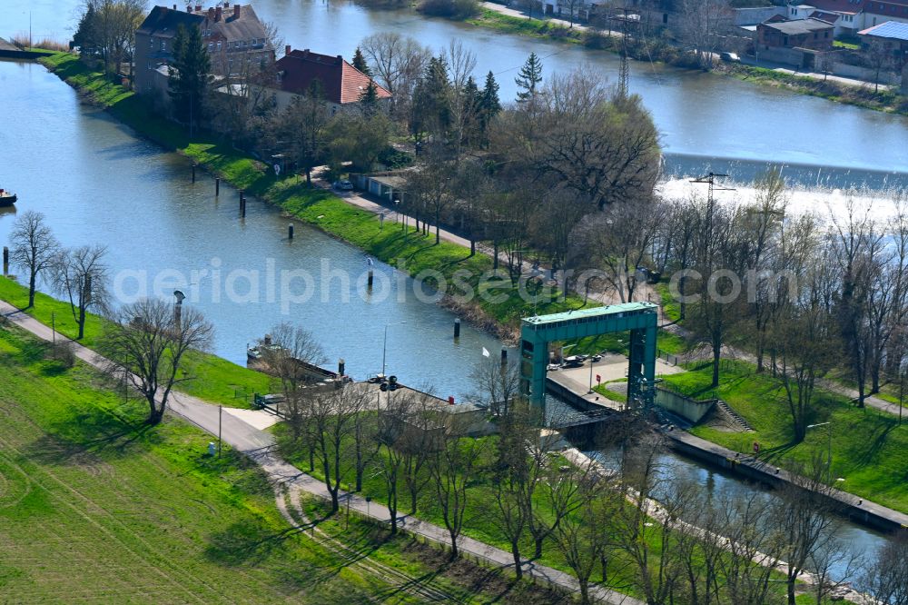 Aerial photograph Könnern - Locks - plants Schleuse Alsleben on the banks of the waterway of the of the river Saale on street Pregelmuehle in Koennern in the state Saxony-Anhalt, Germany