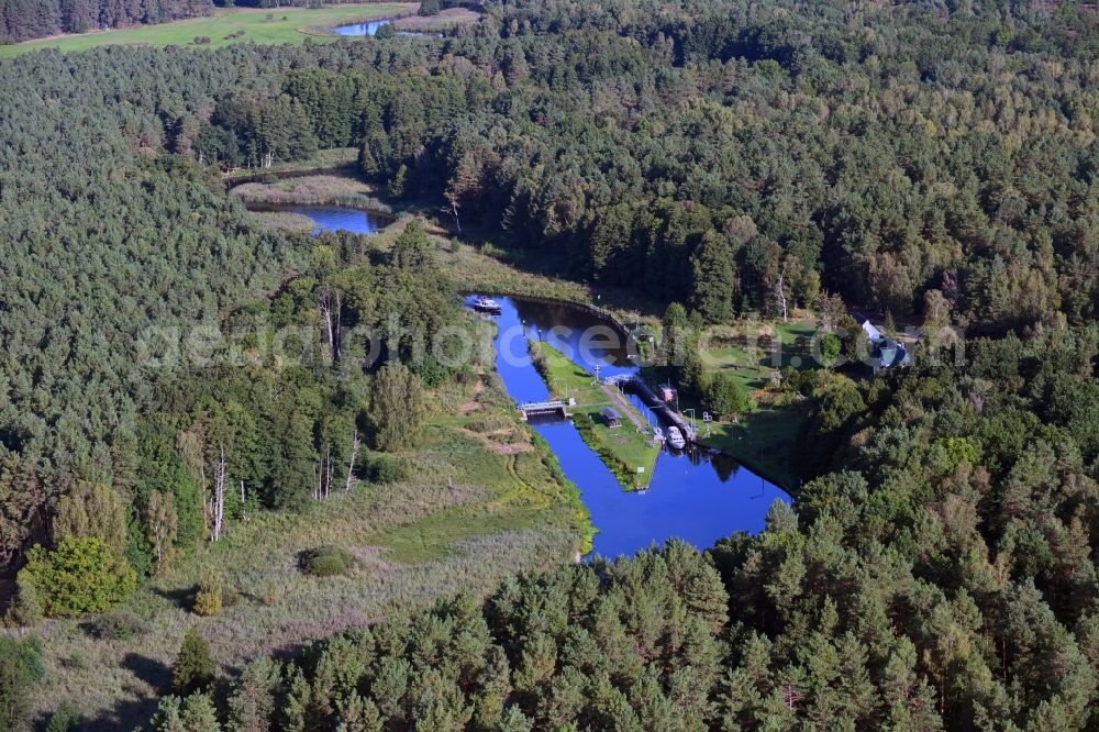 Röddelin from the bird's eye view: Locks - plants of Schleuse Schorfheide on the banks of the waterway of the Obere Havel Wasserstrasse in Roeddelin in the state Brandenburg, Germany