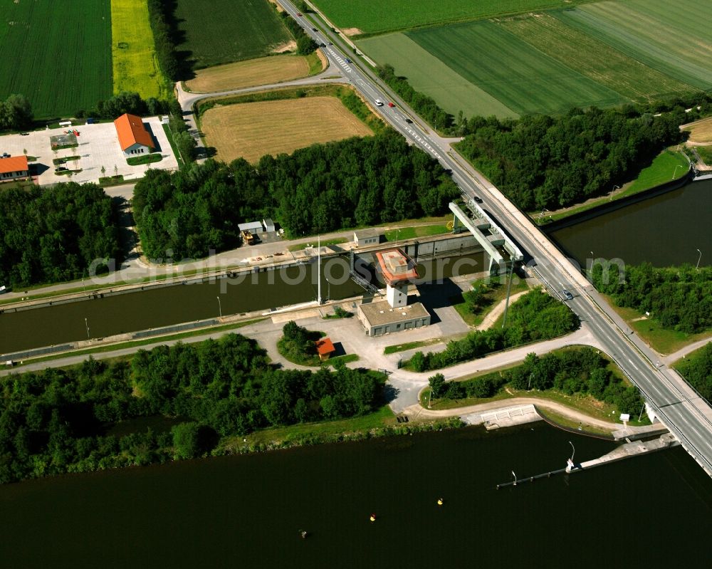 Straubing from the bird's eye view: Locks - plants on the banks of the waterway of the Danube in the district Kagers in Straubing in the state Bavaria, Germany
