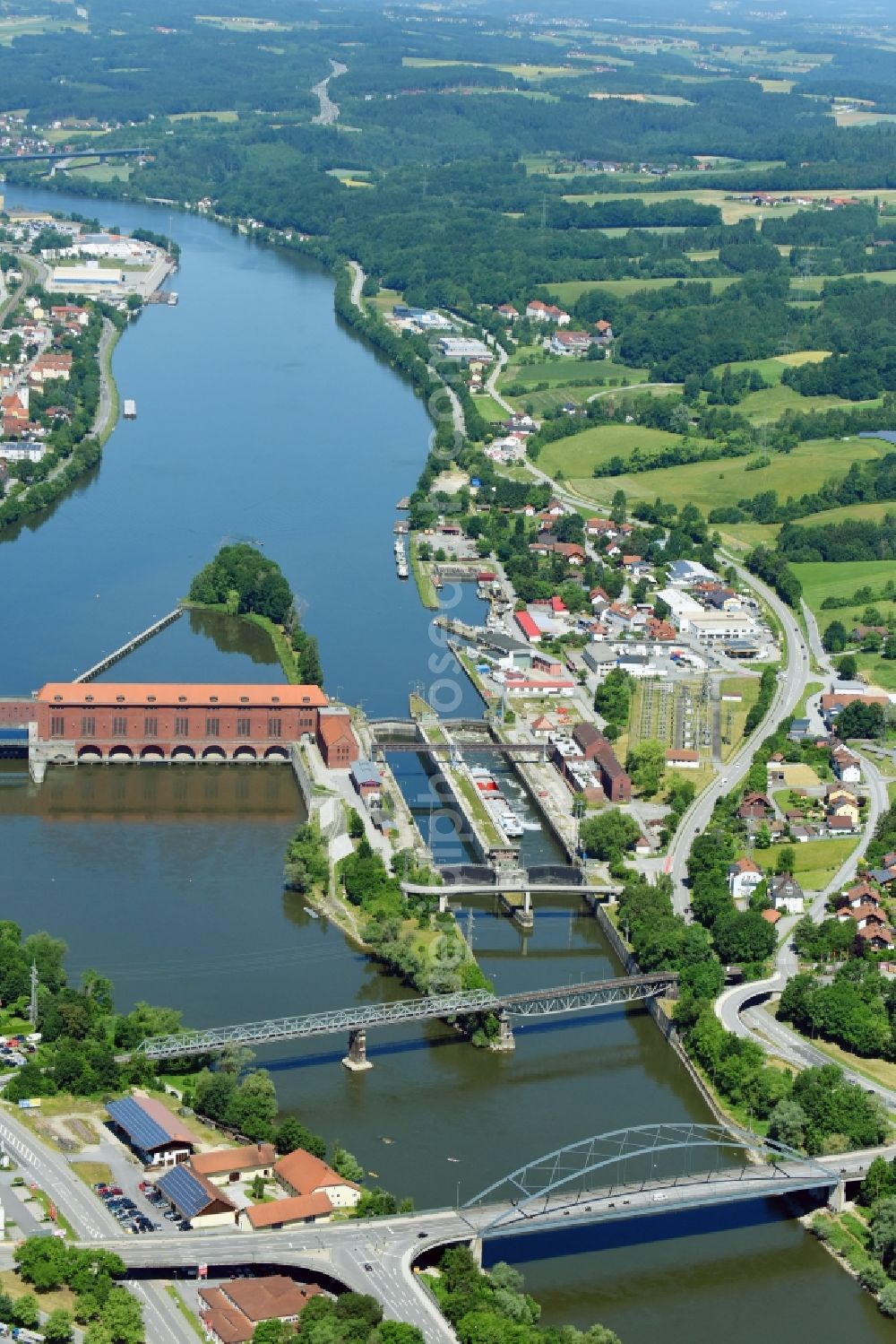 Aerial photograph Passau - Locks - plants on the banks of the waterway of the Danube in the district Maierhof in Passau in the state Bavaria, Germany