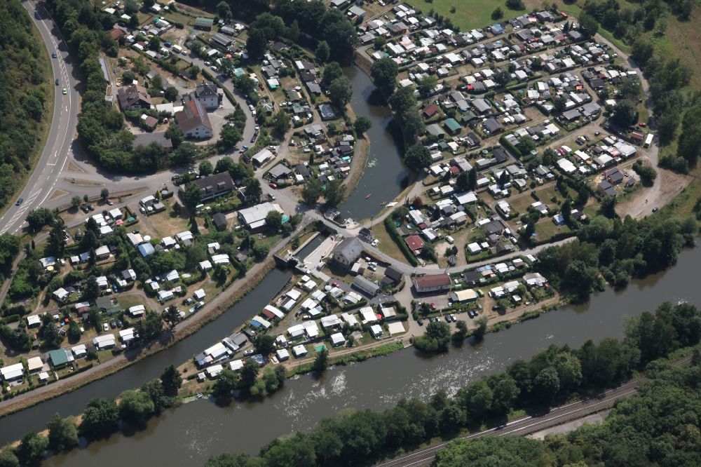 Aerial photograph Lahnstein - Locks - plants of the Schleuse Ahl on the banks of the waterway of the of Lahn in Lahnstein in the state Rhineland-Palatinate, Germany