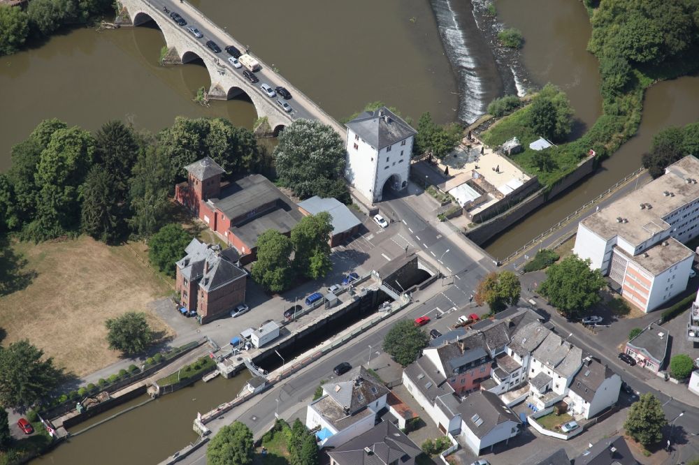 Aerial image Limburg an der Lahn - Locks - plants on the banks of the waterway of the of Lahn in Limburg an der Lahn in the state Hesse, Germany. Over the Lahn leads the Alte Lahnbruecke, (Bridge). On it a bridge tower