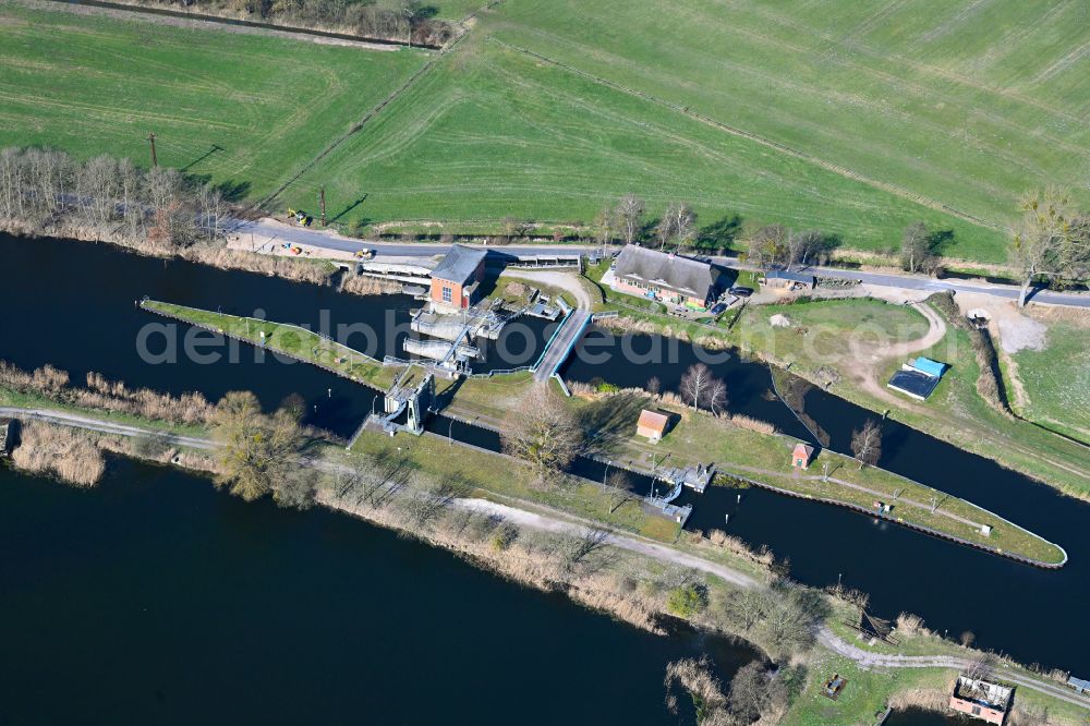 Aerial photograph Lewitz - Locks - plants on the banks of the waterway of the Mueritz-Elde-Wasserstrasse on street Lewitzschleuse in Lewitz in the state Mecklenburg - Western Pomerania, Germany