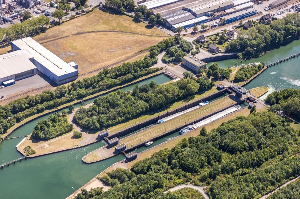 Aerial photograph Gelsenkirchen - Locks - plants on the banks of the waterway of the Rhein Herne canal in Gelsenkirchen in the state North Rhine-Westphalia