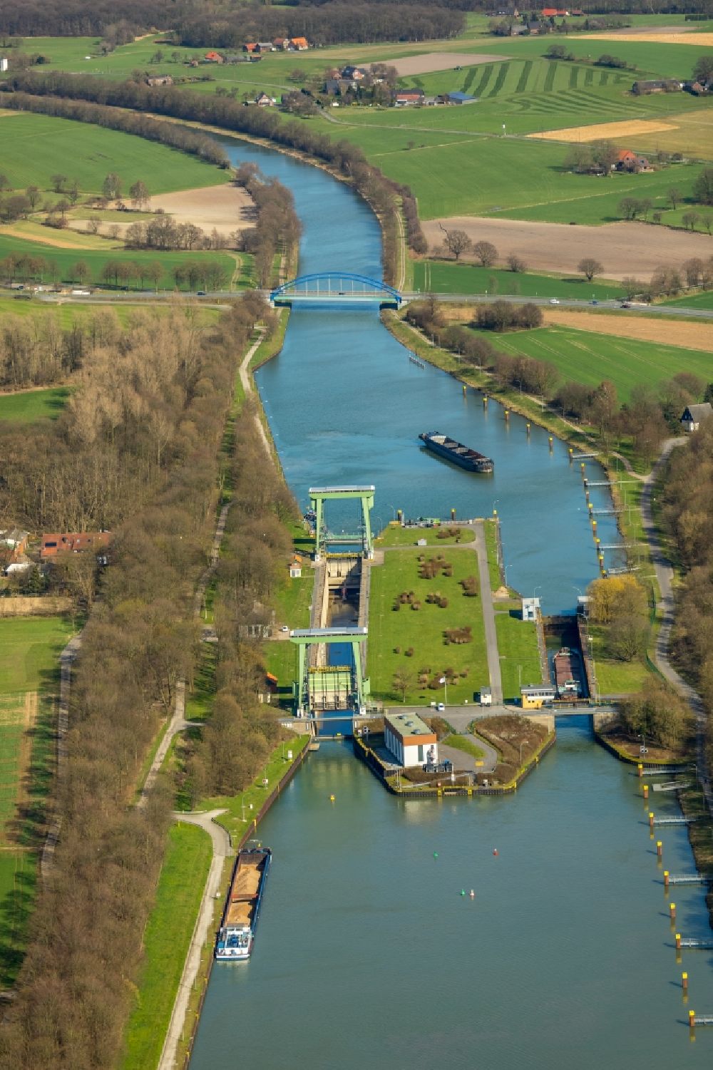 Hünxe from above - Locks - plants on the banks of the waterway of the Wesel-Datteln-Kanal in Huenxe in the state North Rhine-Westphalia, Germany