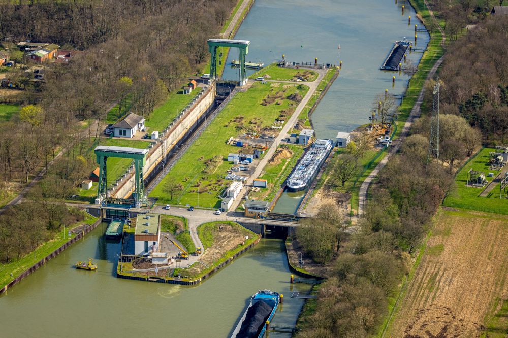 Aerial image Hünxe - Locks - plants on the banks of the waterway of the Wesel-Datteln-Kanal in Huenxe in the state North Rhine-Westphalia, Germany