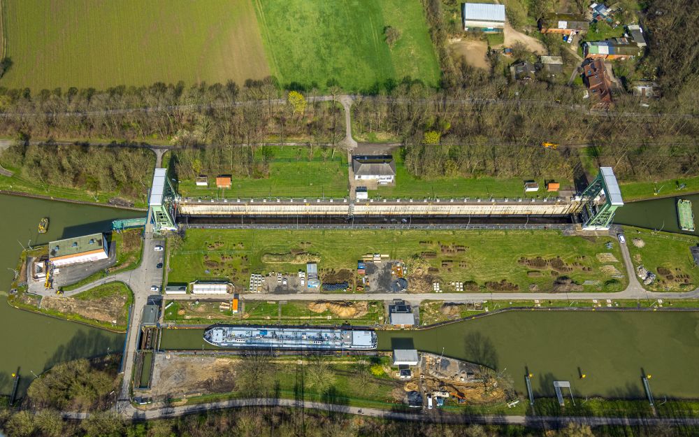 Aerial photograph Hünxe - Locks - plants on the banks of the waterway of the Wesel-Datteln-Kanal in Huenxe in the state North Rhine-Westphalia, Germany
