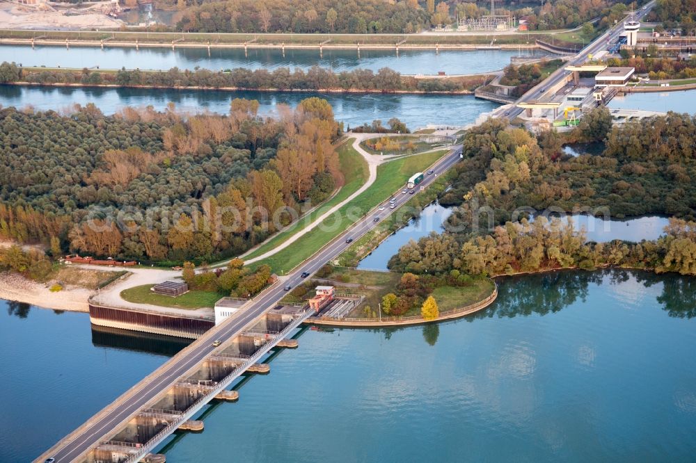 Aerial image Iffezheim - Locks - plants on the banks of the waterway of the Rhine EnBW Energie Baden-Wuerttemberg AG, Rheinkraftwerk Iffezheim in Iffezheim in the state Baden-Wuerttemberg, Germany