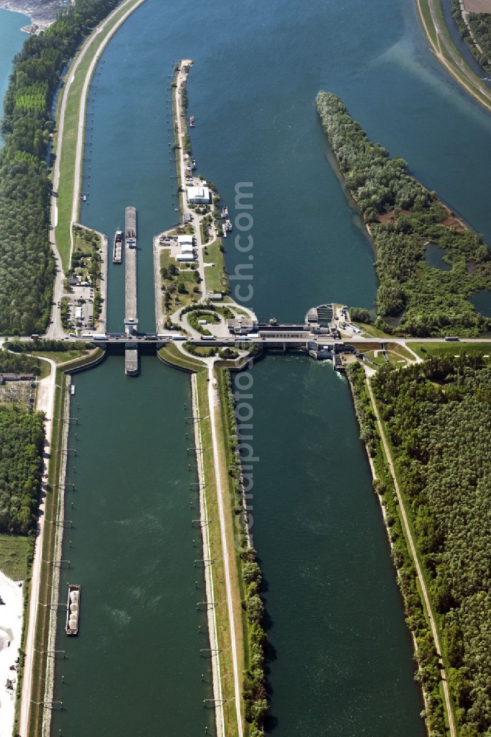 Aerial image Iffezheim - Locks - plants on the banks of the waterway of the Rhine EnBW Energie Baden-Wuerttemberg AG, Rheinkraftwerk Iffezheim in Iffezheim in the state Baden-Wuerttemberg, Germany