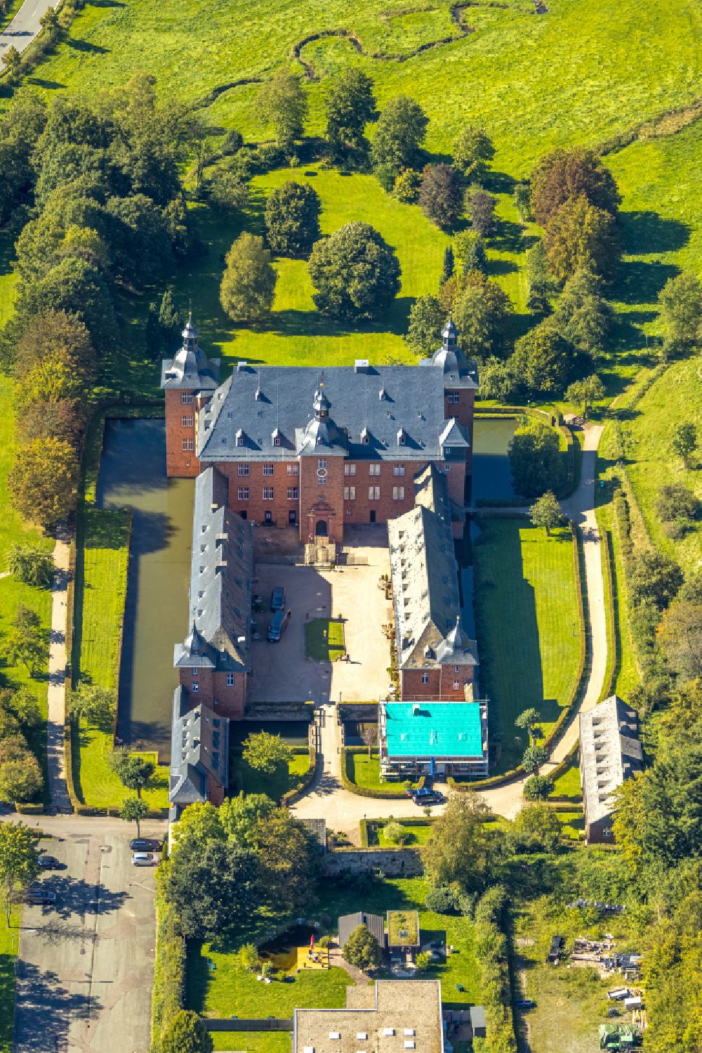 Kirchhundem from the bird's eye view: Castle Adolfsburg in the borough of Kirchhundem in the state of North Rhine-Westphalia. The water castle is located in the Oberhundem part of the borough and was built in the 1670s as a recreational manor. It is renowned for its western front with the two towers. The u-shaped compound also includes an elaborate courtyard and a park