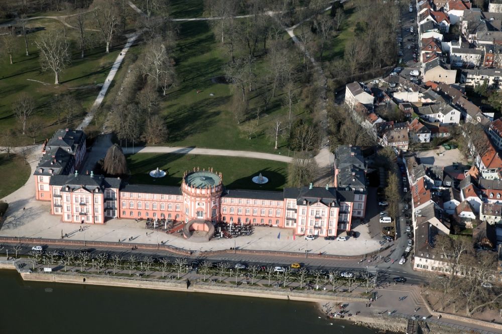 Aerial photograph Wiesbaden - Building complex and the park of the castle Biebrich in the district Biebrich in Wiesbaden in the state Hesse, Germany