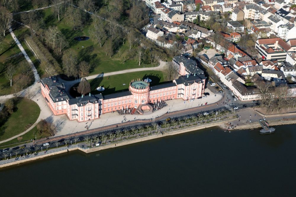 Wiesbaden from above - Building complex and the park of the castle Biebrich in the district Biebrich in Wiesbaden in the state Hesse, Germany