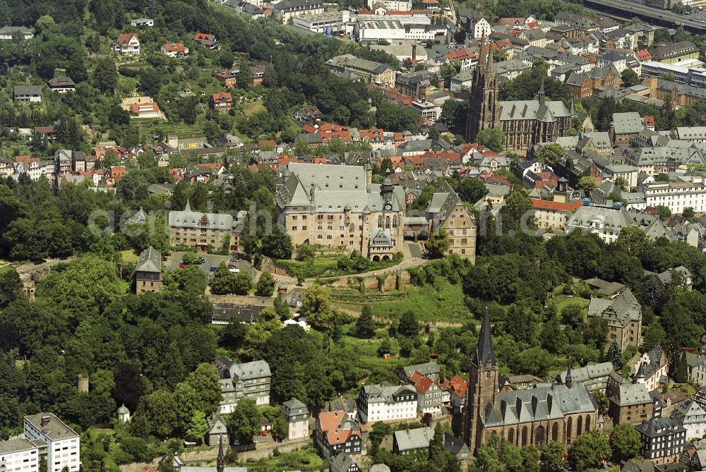 Marburg from the bird's eye view: Das Schloss wurde als Burg im 11. Jh. angelegt. Später war sie die erste Residenz der Landgrafen von Hessen. Links unter der Burg beherrscht die Lutherkirche die Südstadt und fast am li. Bildrand befindet sich die Kugelkirche, letzter mittelalterlicher Sakralbau Marburgs.