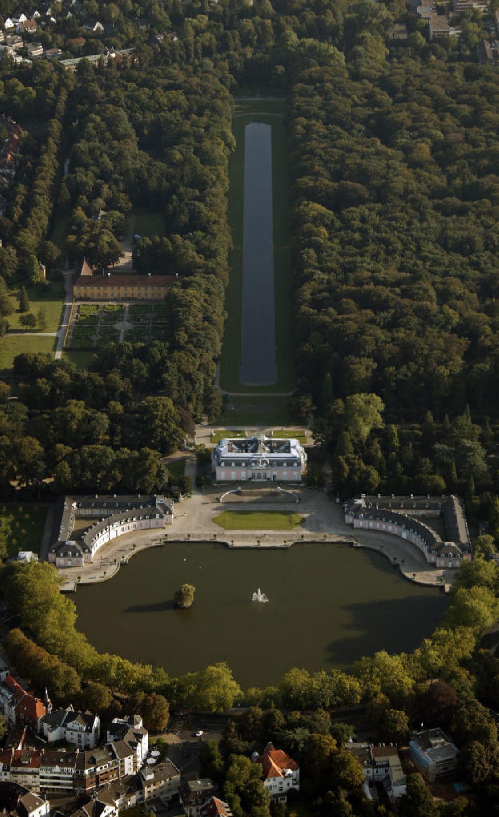 Aerial image Düsseldorf - Blick auf das Schloss Benrath in Düsseldorf.