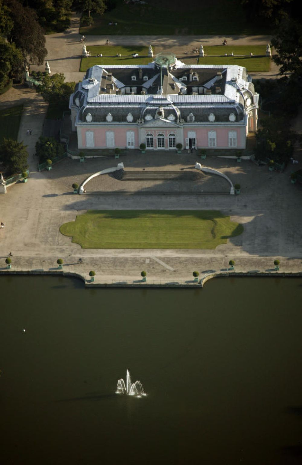 Aerial photograph Düsseldorf - Blick auf das Schloss Benrath in Düsseldorf.