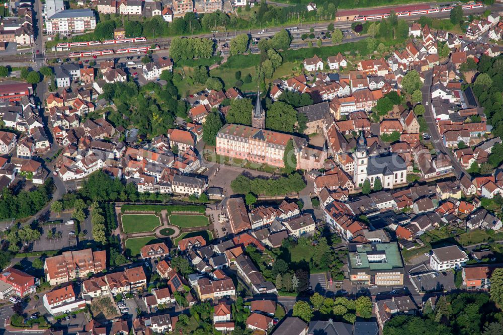 Aerial photograph Erbach - Building complex in the park of the castle Erbach, Lustgarten Erbach and Stadtkirche Erbach on street Jahnstrasse in Erbach Odenwaldkreis in the state Hesse, Germany