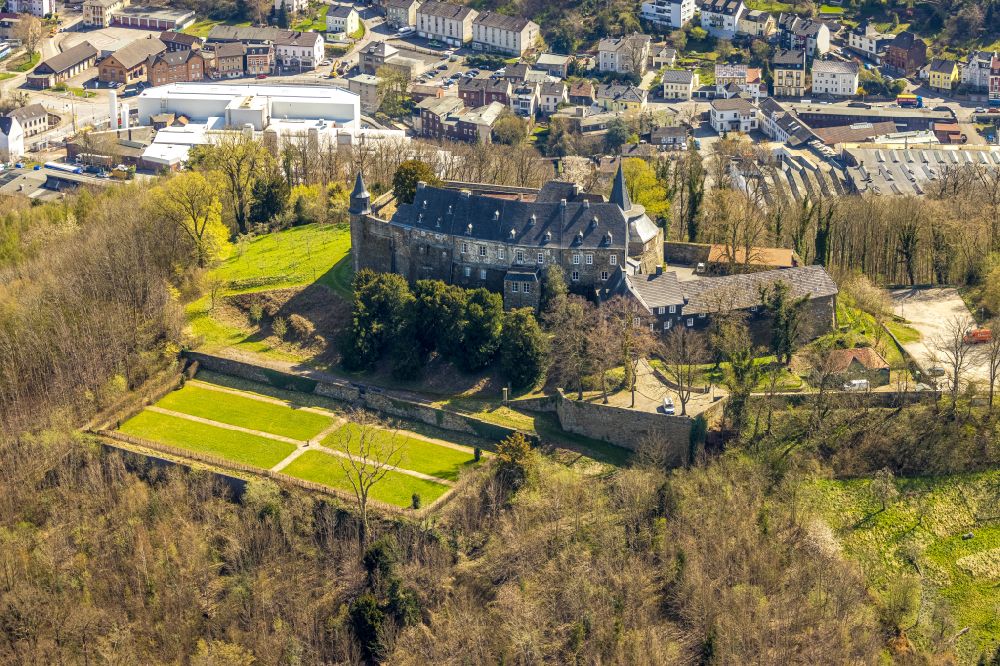 Aerial photograph Hohenlimburg - Castle of Hohenlimburg on street Alter Schlossweg in Hohenlimburg in the state North Rhine-Westphalia, Germany