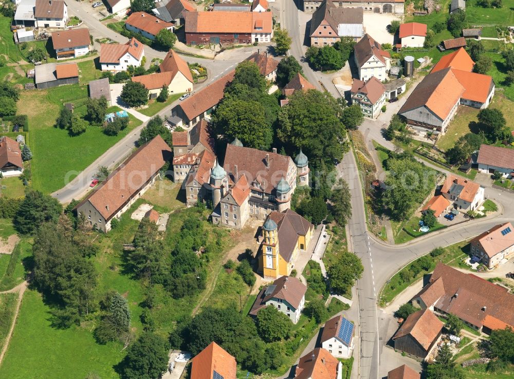 Aerial photograph Gutenzell-Hürbel - Castle Hürbel in the town of Gutenzell-Hürbel in the state of Baden-Württemberg. The castle is located in the Hürbel part of the town and was built in 1521. Most distinct because of its onion domes and the yellow church, it lies amongst houses and farmhouses