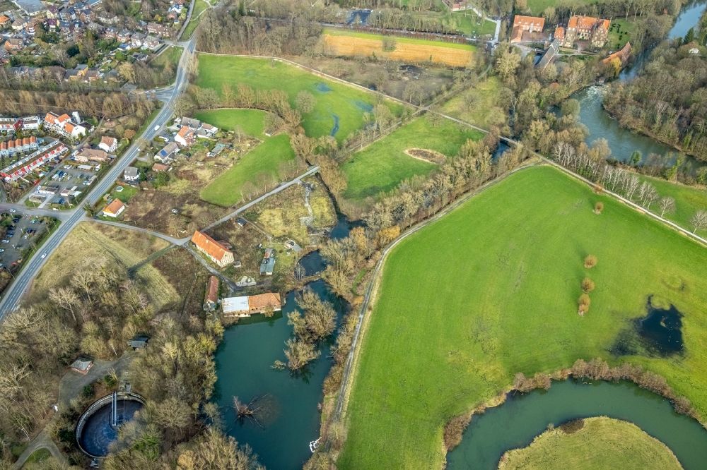 Hamm from the bird's eye view: Castle mill on Muehlenteich pond in the Heessen part of Hamm in the state of North Rhine-Westphalia