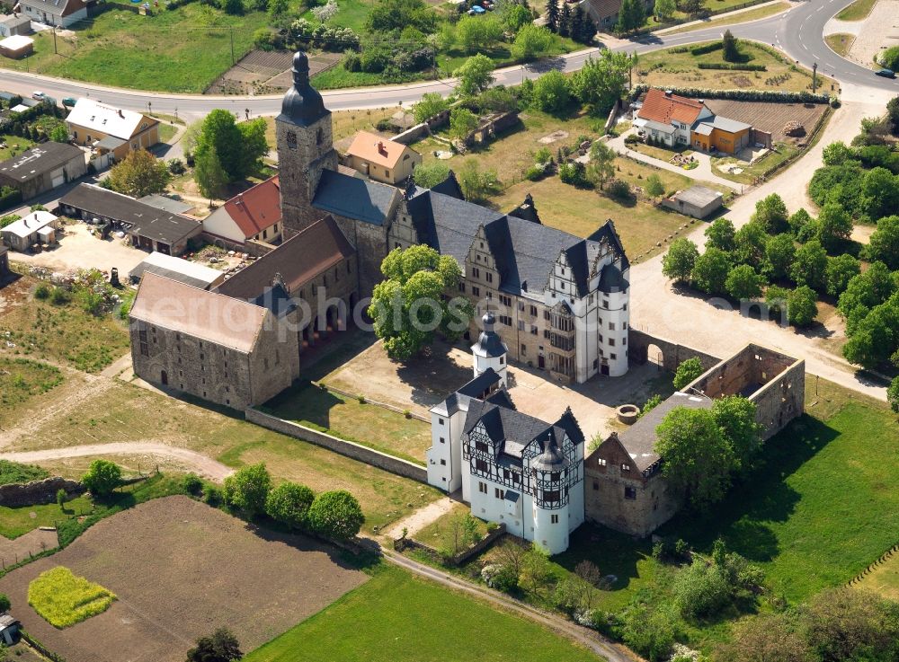 Aerial photograph Gommern - The castles Neuhaus and Hobeck in the Leitzkau district of Gommern in the state of Saxony-Anhalt. The two castle now form one compound in the area. After being rebuilt in the 1950s and 60s the compound consists of the church, the smaller new building and Hobeck castle. The old house was destructed, only the connecting wall exists today