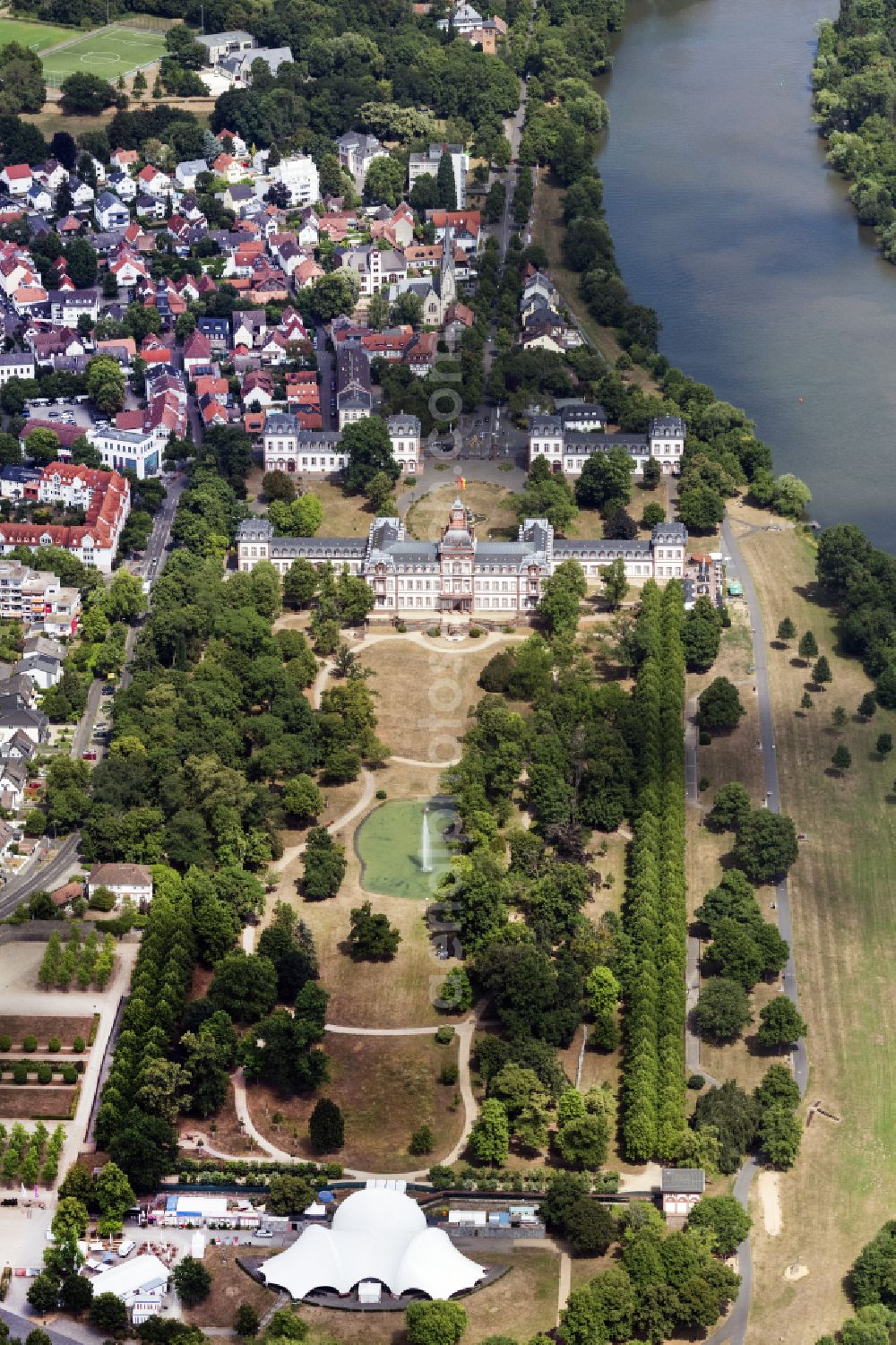 Aerial image Hanau - Building complex in the park of the castle Philippsruhe on main river in Hanau in the state Hesse, Germany
