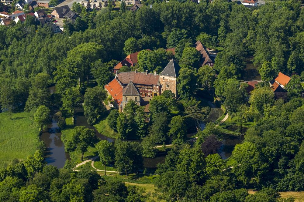 Rheda-Wiedenbrück from the bird's eye view: Rheda Castle with the castle grounds in Rheda-Wiedenbrueck in the state North Rhine-Westphalia. Until today the moated castle is used as a Wolfgang Gerbere residence. Foto: Hans Blossey
