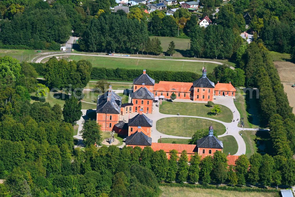 Aerial photograph Klütz - Building complex in the park of the castle Schloss Bothmer on street Am Park in Kluetz in the state Mecklenburg - Western Pomerania, Germany