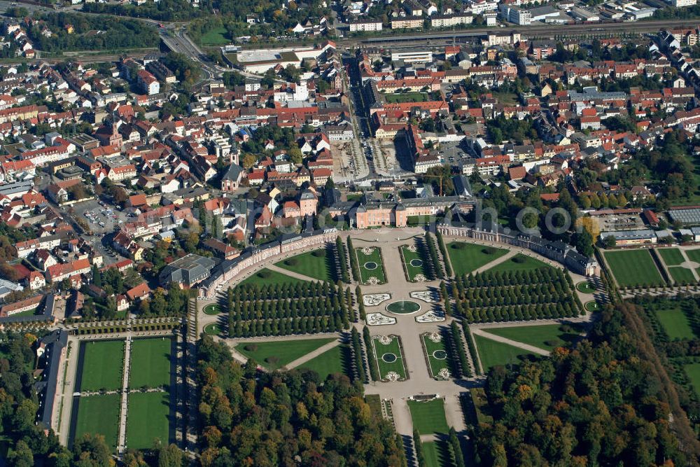 Schwetzingen from the bird's eye view: Das Schloss Schwetzingen und der französische Barockgarten. Das Schloss diente den pfälzischen Kurfürsten als Sommerresidenz und wurde in seiner heutigen Form ab dem Jahr 1697 errichtet. The Schwetzingen Castle and the French formal garden.