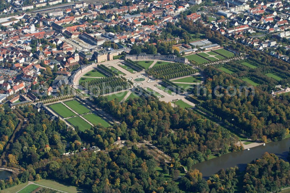 Aerial photograph Schwetzingen - Das Schloss Schwetzingen und der französische Barockgarten. Das Schloss diente den pfälzischen Kurfürsten als Sommerresidenz und wurde in seiner heutigen Form ab dem Jahr 1697 errichtet. The Schwetzingen Castle and the French formal garden.