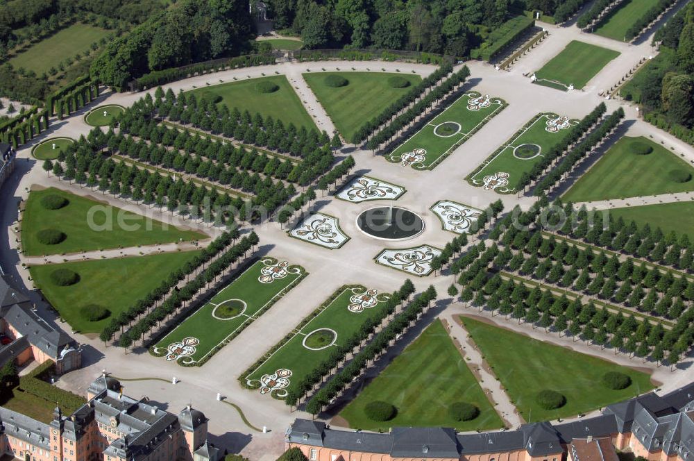 Schwetzingen from above - Blick auf den französischen Barockgarten zeigt die Parterre mit Puttenbrunnen und Arion-Fontäne vom Schloss Schwetzingen. Das Schloss war die Sommerresidenz der pfälzischen Kurfürsten Karl Philipp und Karl Theodor und liegt in der gleichnamigen Stadt. Seine heutige Form erhielt das Schloss auf Befehl des Kurfürsten Johann Wilhelm, der in Düsseldorf regierte. Das Bauwerk wurde in mehreren Bauabschnitten ab dem Jahre 1697 errichtet und ausgebaut und im Jahr 1752 erfolgte eine Gartenerweiterung. 2007 wurde der Antrag auf Aufnahme der ehemaligen kurpfälzischen Sommerresidenz Schwetzingen in die UNESCO-Welterbe-Liste gestellt. Jährlich finden im Schloss die Schwetzinger Festspiele und alle zwei Jahre das Lichterfest statt. Kontakt: Schloss Schwetzingen, 68723 Schwetzingen, Tel. +49(0)6202 81-484, Fax +49(0)6202 81-386, E-Mail: info@schloss-schwetzingen.de