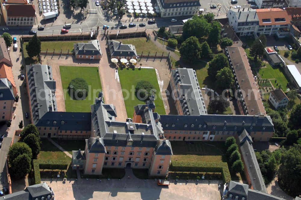 Schwetzingen from above - Blick auf den Schloss-Hauptbau, Küchenbau und den Ehrenhof mit Schlosswache vom Schloss Schwetzingen. Das Schloss war die Sommerresidenz der pfälzischen Kurfürsten Karl Philipp und Karl Theodor und liegt in der gleichnamigen Stadt. Seine heutige Form erhielt das Schloss auf Befehl des Kurfürsten Johann Wilhelm, der in Düsseldorf regierte. Das Bauwerk wurde in mehreren Bauabschnitten ab dem Jahre 1697 errichtet und ausgebaut und im Jahr 1752 erfolgte eine Gartenerweiterung. 2007 wurde der Antrag auf Aufnahme der ehemaligen kurpfälzischen Sommerresidenz Schwetzingen in die UNESCO-Welterbe-Liste gestellt. Jährlich finden im Schloss die Schwetzinger Festspiele und alle zwei Jahre das Lichterfest statt. Kontakt: Schloss Schwetzingen, 68723 Schwetzingen, Tel. +49(0)6202 81-484, Fax +49(0)6202 81-386, E-Mail: info@schloss-schwetzingen.de