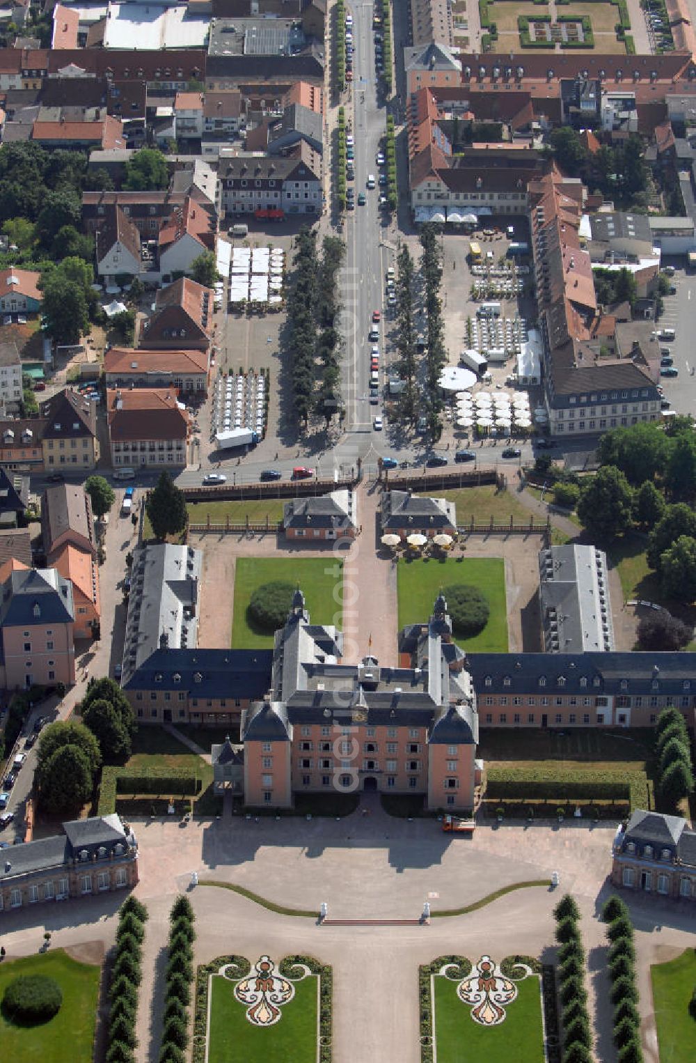 Schwetzingen from the bird's eye view: Blick auf den Schloss-Hauptbau, Küchenbau und den Ehrenhof mit Schlosswache vom Schloss Schwetzingen. Das Schloss war die Sommerresidenz der pfälzischen Kurfürsten Karl Philipp und Karl Theodor und liegt in der gleichnamigen Stadt. Seine heutige Form erhielt das Schloss auf Befehl des Kurfürsten Johann Wilhelm, der in Düsseldorf regierte. Das Bauwerk wurde in mehreren Bauabschnitten ab dem Jahre 1697 errichtet und ausgebaut und im Jahr 1752 erfolgte eine Gartenerweiterung. 2007 wurde der Antrag auf Aufnahme der ehemaligen kurpfälzischen Sommerresidenz Schwetzingen in die UNESCO-Welterbe-Liste gestellt. Jährlich finden im Schloss die Schwetzinger Festspiele und alle zwei Jahre das Lichterfest statt. Kontakt: Schloss Schwetzingen, 68723 Schwetzingen, Tel. +49(0)6202 81-484, Fax +49(0)6202 81-386, E-Mail: info@schloss-schwetzingen.de
