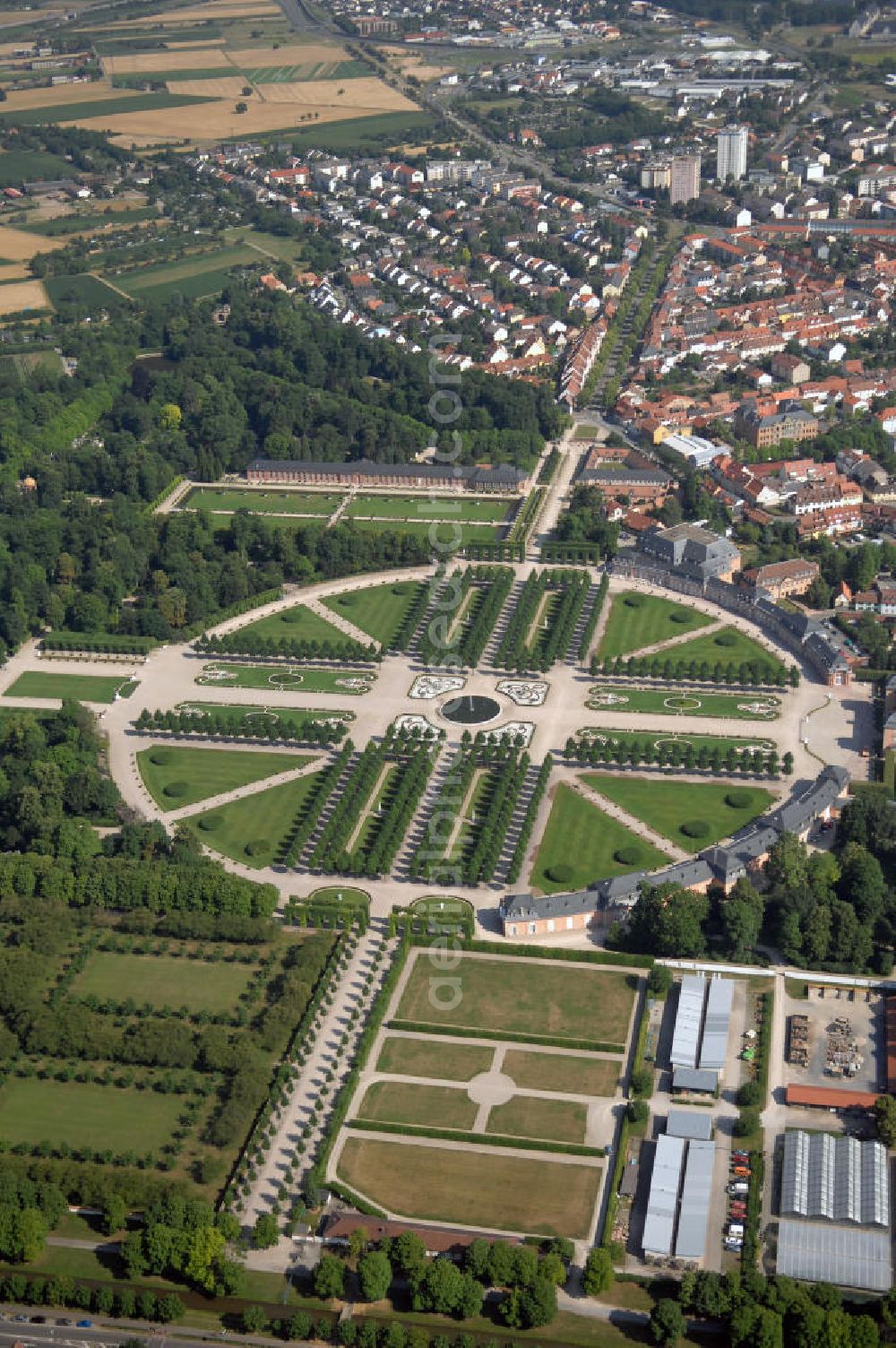 Aerial photograph Schwetzingen - Blick auf den Schlossgarten vom Schloss Schwetzingen. Das Schloss war die Sommerresidenz der pfälzischen Kurfürsten Karl Philipp und Karl Theodor und liegt in der gleichnamigen Stadt. Seine heutige Form erhielt das Schloss auf Befehl des Kurfürsten Johann Wilhelm, der in Düsseldorf regierte. Das Bauwerk wurde in mehreren Bauabschnitten ab dem Jahre 1697 errichtet und ausgebaut und im Jahr 1752 erfolgte eine Gartenerweiterung. 2007 wurde der Antrag auf Aufnahme der ehemaligen kurpfälzischen Sommerresidenz Schwetzingen in die UNESCO-Welterbe-Liste gestellt. Jährlich finden im Schloss die Schwetzinger Festspiele und alle zwei Jahre das Lichterfest statt. Kontakt: Schloss Schwetzingen, 68723 Schwetzingen, Tel. +49(0)6202 81-484, Fax +49(0)6202 81-386, E-Mail: info@schloss-schwetzingen.de