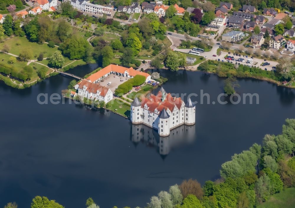 Glücksburg from the bird's eye view: Castle lake with moated castle in Gluecksburg in Schleswig-Holstein, Germany