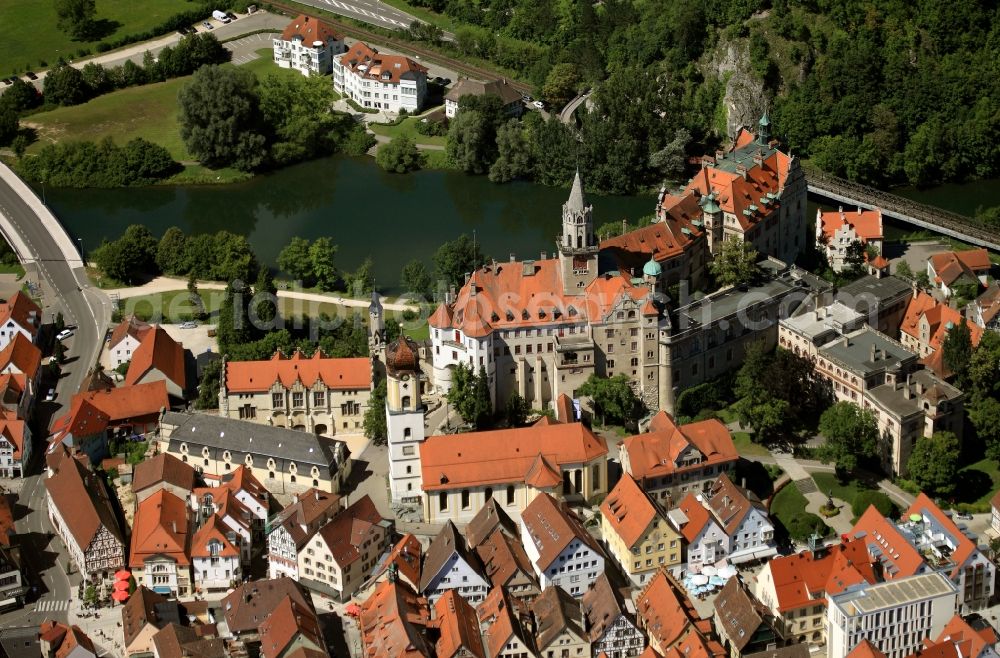Aerial photograph Sigmaringen - Sigmaringen Castle, also Hohenzollern castle, now headquarters of the princes of Hohenzollern Sigmaringen in Baden-Württemberg