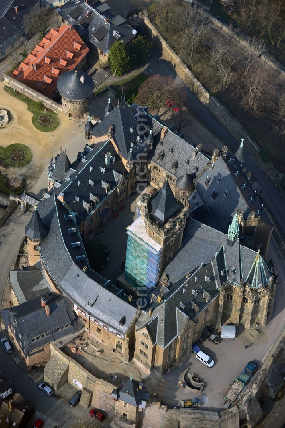 Aerial photograph Wernigerode - View of the Wernigerode Castle in Wernigerode in the state Saxony-Anhalt. The Wernigerode Castle is located in the Harz mountains. Today it houses a popular museum