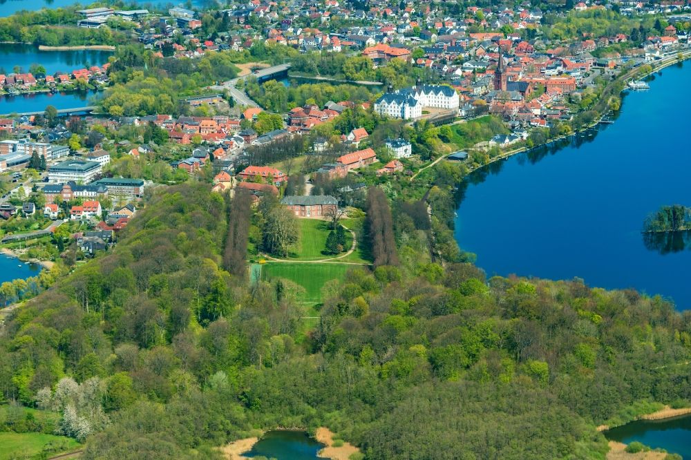 Aerial image Plön - Castle complex of the Princes Castle Ploen in Ploen in the state Schleswig-Holstein