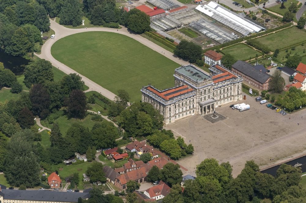 Aerial photograph Ludwigslust - Castle Park and Baroque castle Ludwigslust in Mecklenburg-Vorpommern. The 18th -Century Baroque palace served as the Mecklenburg dukes prestigious residence, and is now a national museum