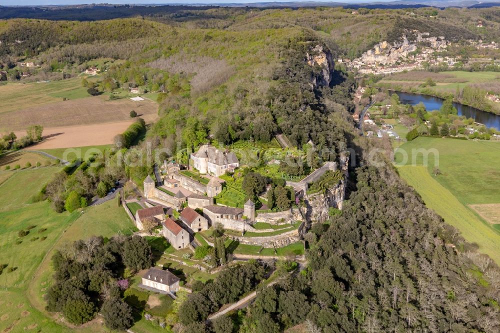 Vezac from above - Park and gardenss of the castle Marqueyssac above the Dordogne in Vezac in Nouvelle-Aquitaine, France