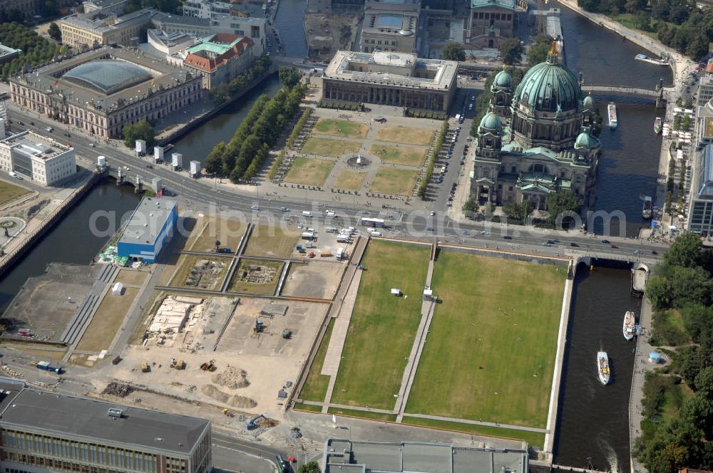 Aerial image Berlin - Blick auf den Schloßplatz / Schlossplatz mit Schloßbrücke über den Kupfergraben / der Spree. Im Hintergrund der Lustgarten mit dem Berliner Dom, das Alte Museum und das Deutsche Historische Museum.