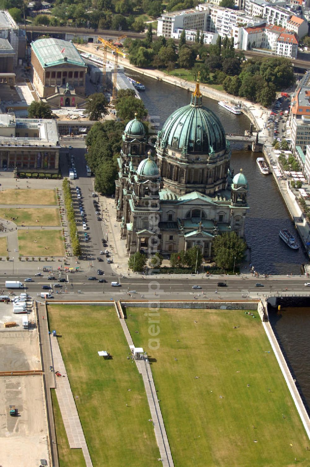 Aerial photograph Berlin - Blick auf den Schlossplatz / Schloßplatz an der Spree mit dem Berliner Dom.