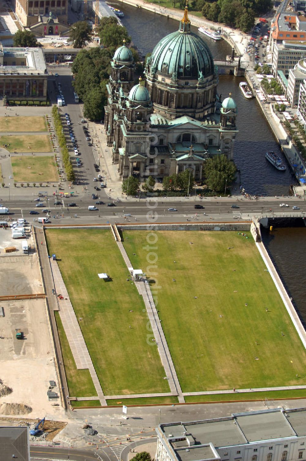 Berlin from above - Blick auf den Schlossplatz / Schloßplatz an der Spree mit dem Berliner Dom.