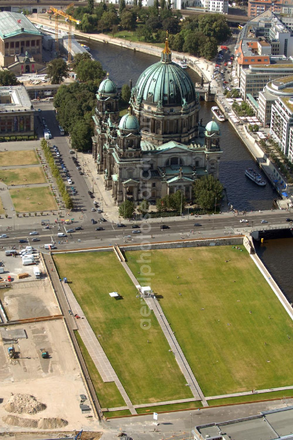 Berlin from the bird's eye view: Blick auf den Schlossplatz / Schloßplatz an der Spree mit dem Berliner Dom.