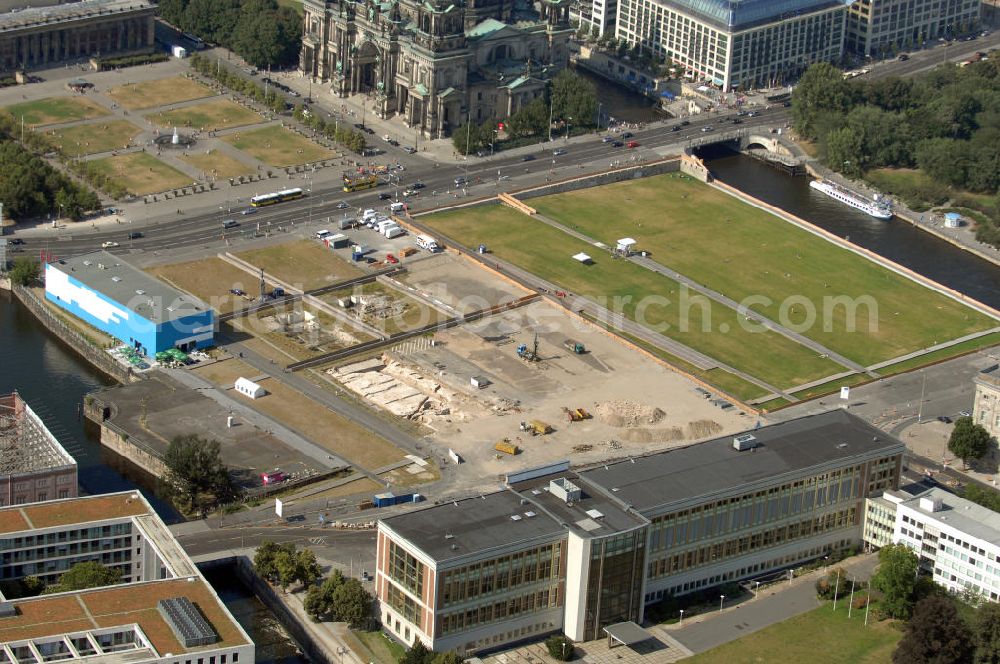 Aerial image Berlin - Blick über die ESMT European School of Management and Technology auf den Schlossplatz / Schloßplatz an der Spree.