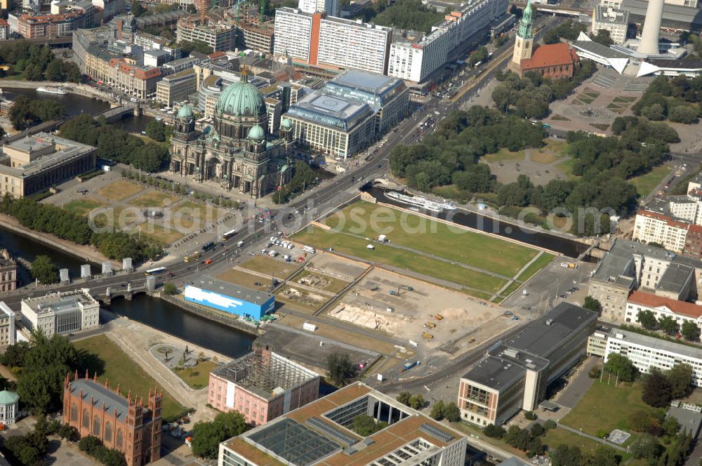 Aerial photograph Berlin - Blick auf den Schloßplatz / Schlossplatz mit Schloßbrücke über den Kupfergraben / der Spree. Im Hintergrund der Lustgarten mit dem Berliner Dom, das Alte Museum, sowie das Marx-Engels-Forum.
