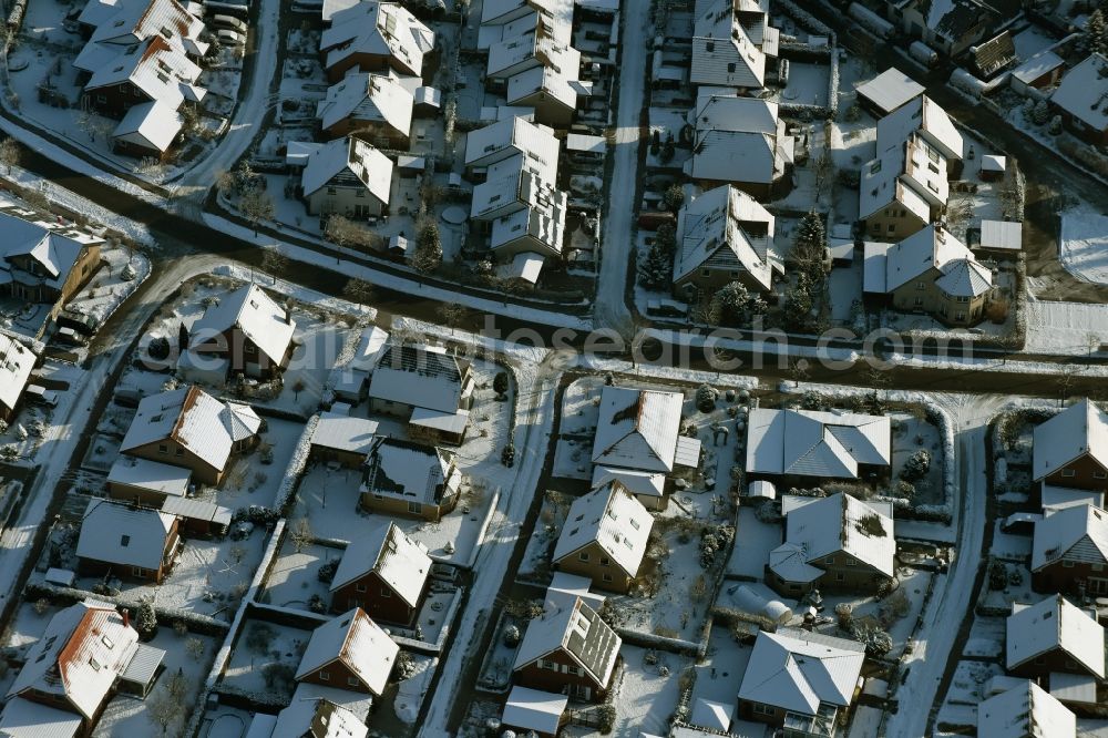 Aerial photograph Altlandsberg - Snow-covered houses and gardens of a single family home residential area in the West of Wegendorf in the state of Brandenburg