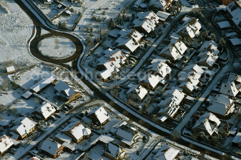 Altlandsberg from the bird's eye view: Snow-covered houses and gardens of a single family home residential area in the West of Wegendorf in the state of Brandenburg